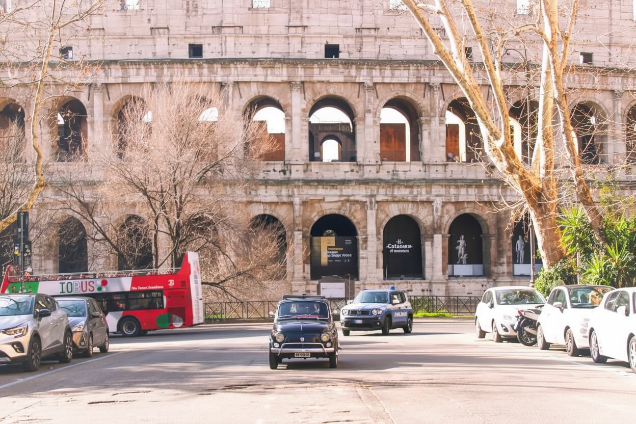 Arcos e pilares do Coliseu de Roma